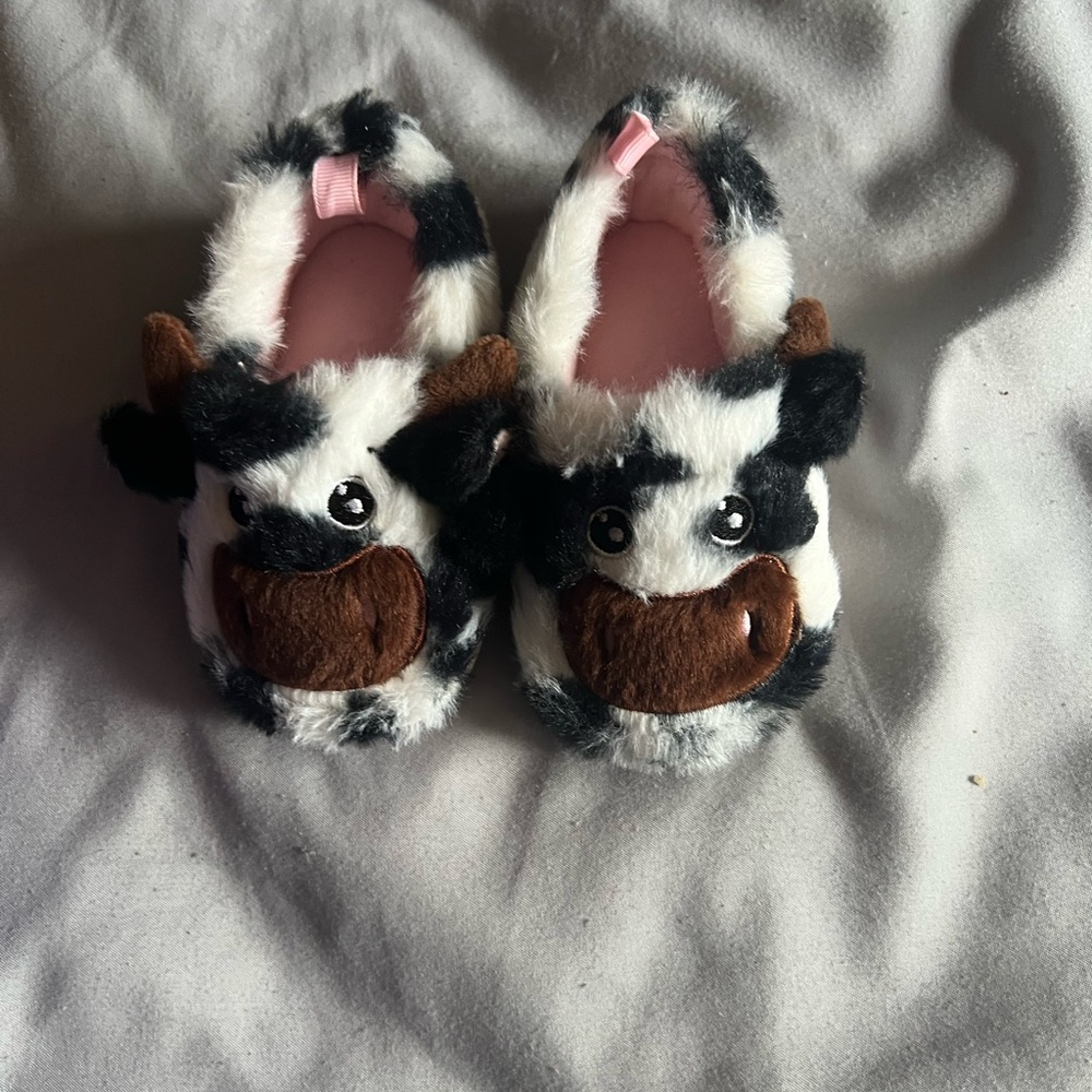 Black and White Animal Print Slippers with Plush Comfort